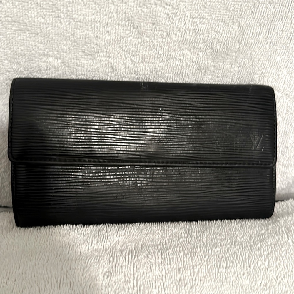 Authentic Louis Vuitton epi blk Sara